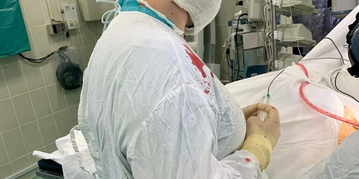 Во Владивостоке врачи из двух больниц приняли роды у женщины, сильно пострадавшей в ДТП
