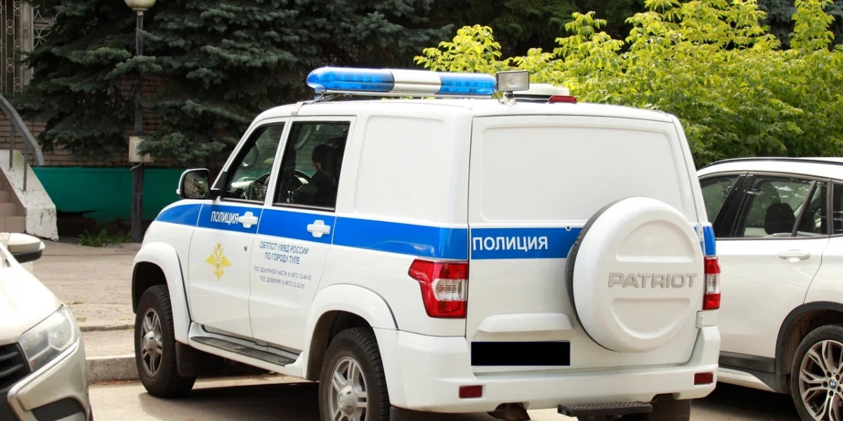 Буйный мужчина в Екатеринбурге разнёс припаркованную в улице Индустрии машину