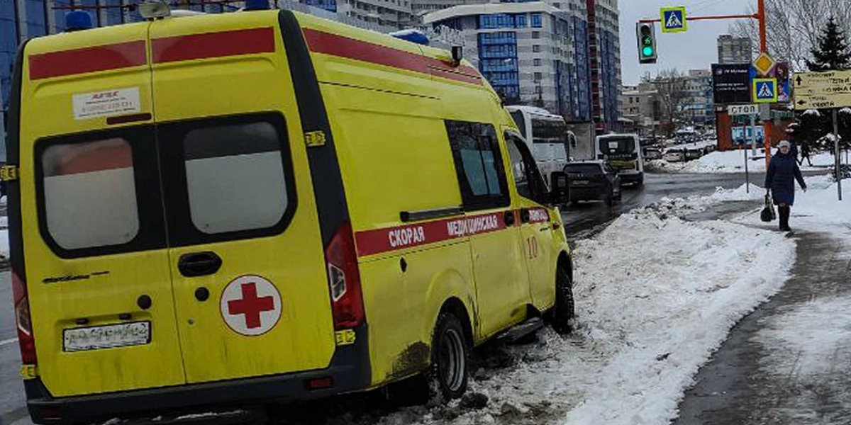 В Екатеринбурге мужчина выпал из окна и разбился насмерть