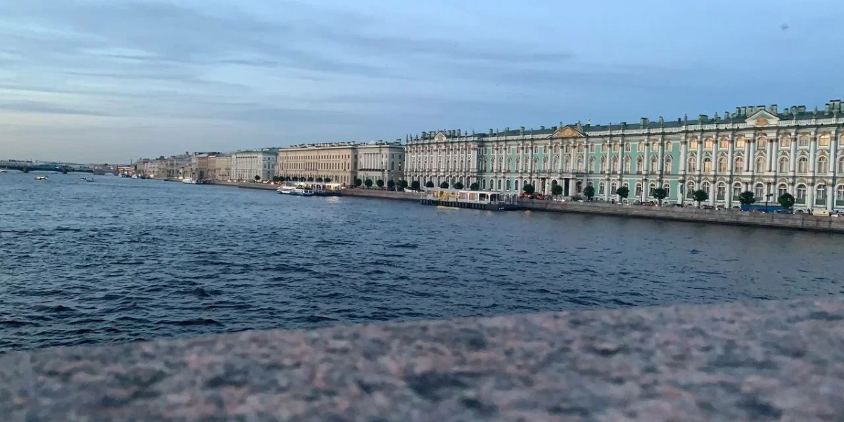 В Петербурге на Неве спасали людей, упавших в воду во время Петровского гребного марафона