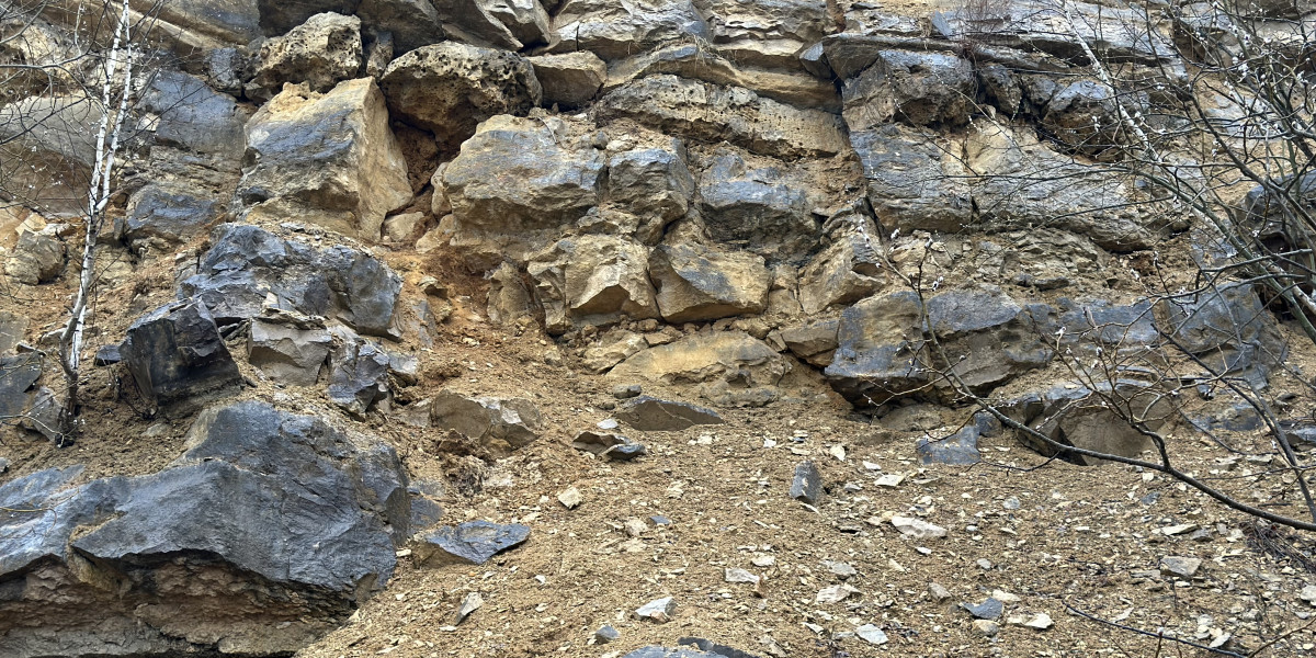Турист, предположительно, гражданин РФ, упал на скалы во время полета на парашюте в Турции
