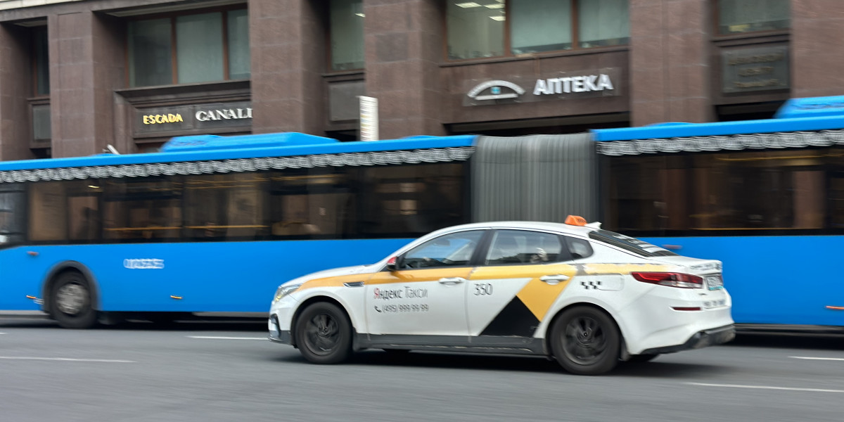 &quot;ТАСС&quot;: Правительство РФ ограничило работу таксистов-физлиц до 12 часов в сутки с 1 сентября