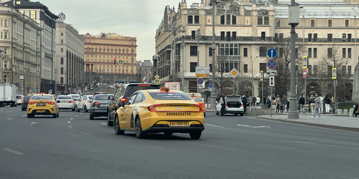 Таксиста из Санкт-Петербурга заставили снять с зеркала автомобиля георгиевскую ленточку
