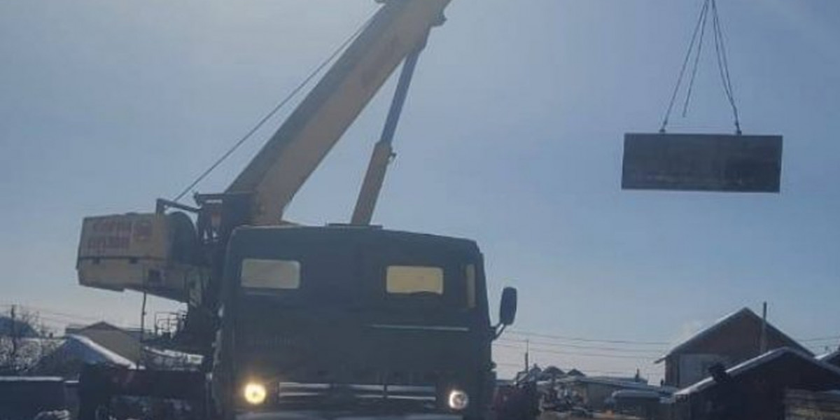 Авария с автокраном привела к отключению электропитания в частном секторе Якутска