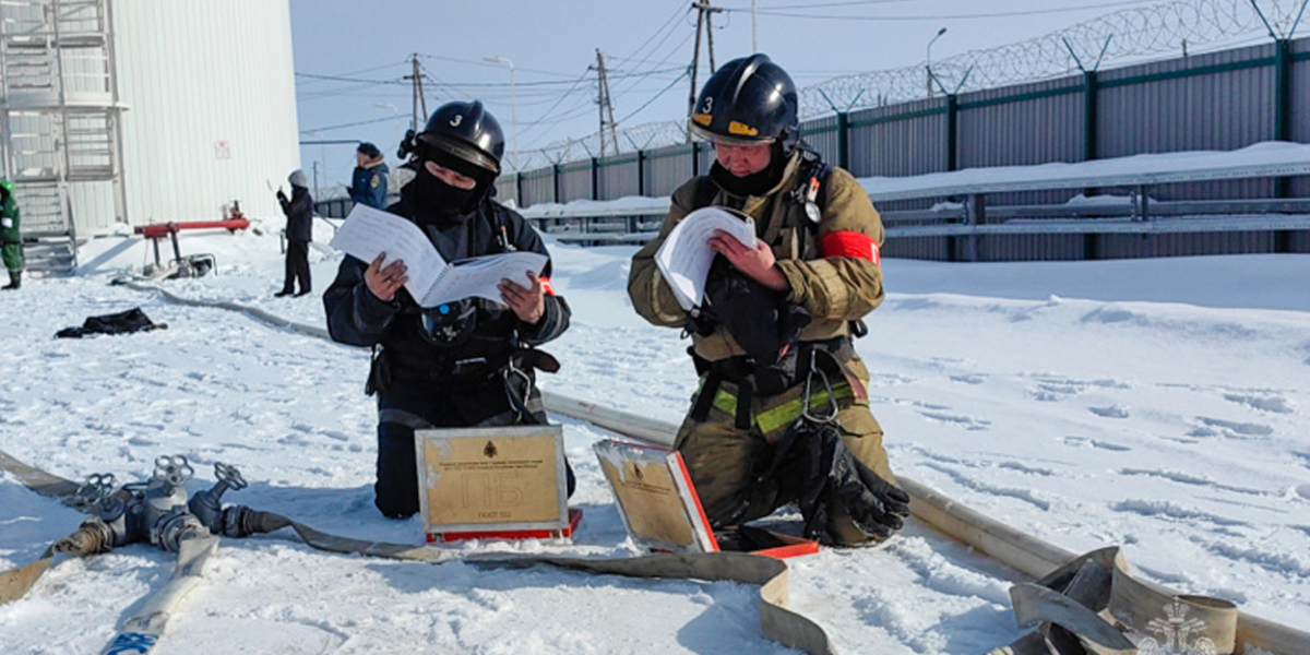 В Якутске на складе нефтепродуктов прошли пожарно-тактические учения 