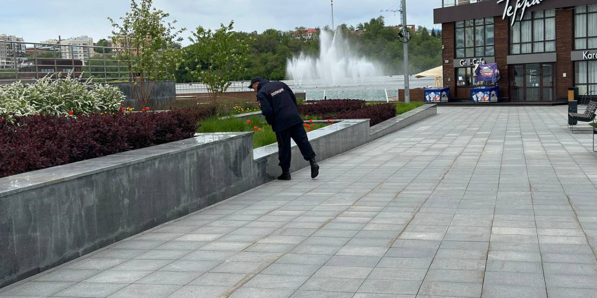 В Санкт-Петербурге полицейского увезли в отдел после кулачного боя в ресторане на Крестовском острове
