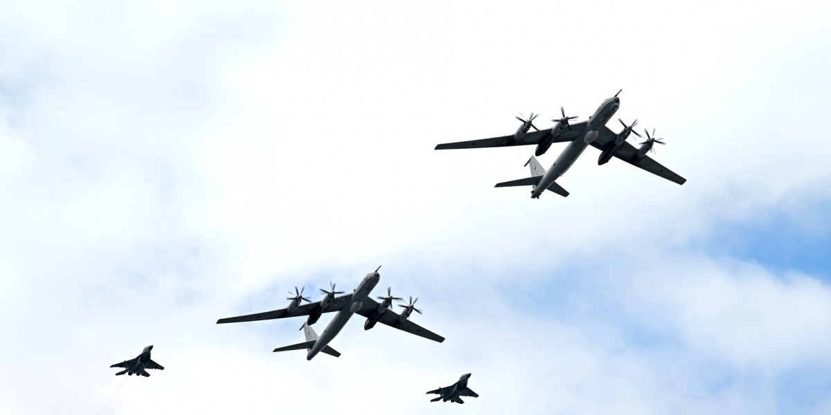 Российский истребитель Су-35 поднялся в воздух на перехват американских бомбардировщиков над Балтикой