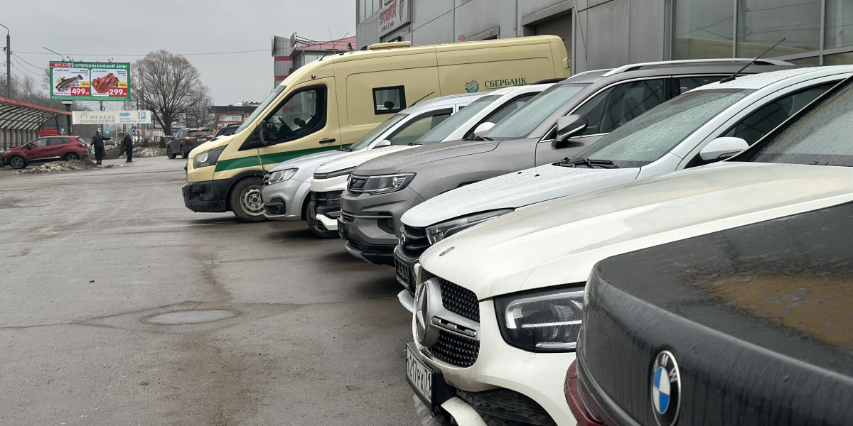 Женщина из Екатеринбурга потеряла более 50 тысяч рублей, ненадолго оставив авто на парковке
